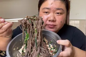 黑苦荞麦面味道很赞又很饱腹，20天瘦了几斤？我是打酱油减肥主播