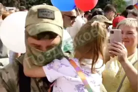 俄利佩茨克州民众欢迎从乌克兰特别军事行动中换来归来的士兵们视频封面