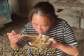 农村家庭5个孩子的母亲，邻居过来帮忙做顿饭，小红直夸：真好吃视频封面