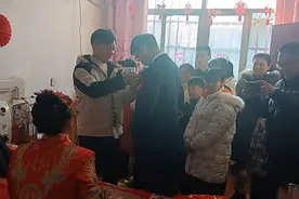 姐姐结婚，弟弟给姐姐姐夫整理胸花，祝福姐姐，姐夫视频封面