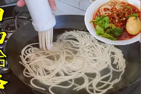 白面饸饹劲道不断的秘诀，老妈简单教你一招，保证一次成功