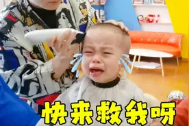 一岁半臭宝理发全程哭不停，宝妈一旁笑出鹅叫声，新发型真帅气！