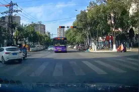 昆明公交就是这么牛逼，闯红灯不说，还占用对方车道过去的！视频封面