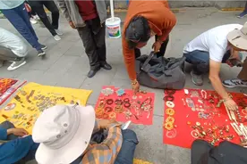 摩旅 拉萨  市场古玩天珠绿松石手串-----视频封面