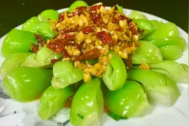 秋天要多吃白菜，教你炝拌小白菜的做法，鲜嫩脆爽，翠绿不变色。视频封面