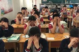 仔细看，学生们在干啥呢？第二排右边👉男生太逗了！视频封面