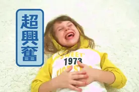 可爱搞怪的小妹妹与家人一起做游戏视频封面