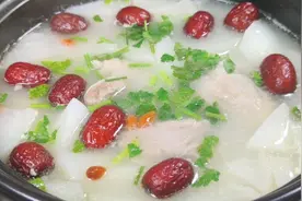 炖排骨汤最忌直接下锅炖，总厨教你饭店不外传的秘诀，汤鲜味美视频封面