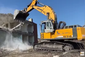 利勃海尔974挖掘机拆房子的视频，看着真过瘾视频封面