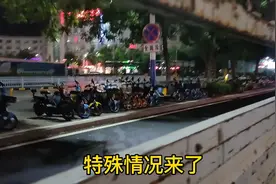 年龄悬殊的弟弟成长了，作为大他17岁的姐姐很欣慰。视频封面