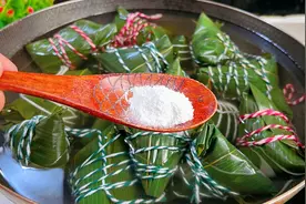 煮粽子时，只用清水煮就错了！多加一步，软糯香甜，不夹生不漏米视频封面