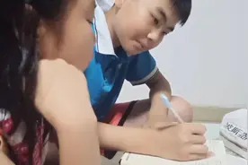 哥哥辅导妹妹写作业然后去洗自己衣服视频封面