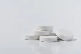 怎样服用铝碳酸镁？要服多久？有哪些常见的不良反应？视频封面