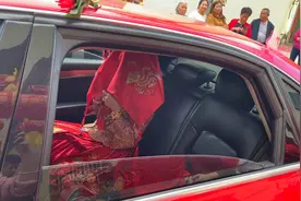 来一波婚礼习俗全过程！新娘下车进门仪式