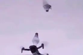 无人机装灯泡图片