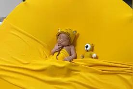 小橙子出生第十六天拍月子照留纪念，全程不哭不闹都夸女儿太听话视频封面
