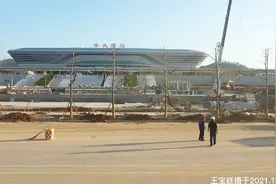 安庆西站广场、道路绿化工作正在进行中视频封面