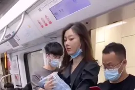 美女在地铁上抱着孩子，年轻小伙赶紧让座，没想一个动作让他傻眼视频封面