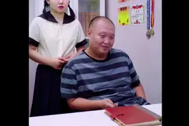 我爸到底有多凶，学校领导都怕他视频封面
