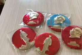 河北省张家口朋友邮来的毛主席像章，彩色国庆题材章，红色收藏视频封面
