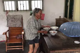 90多岁的老奶奶每天都是一个菜炖西红柿，吃的津津有味视频封面
