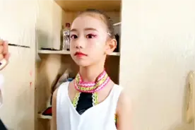 民族舞舞台妆妆容造型分享，加上亮片的修饰，优雅有气质视频封面