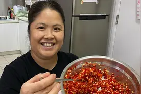 湖南华华自制辣椒酱，80一斤的小米椒，边做边流口水，实在太香了视频封面