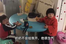 这个小孩出奇的安静，从出生到现在一句话都不会说，又不是聋子