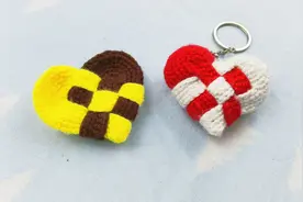 超级简单的一款双色爱心小挂件，送闺蜜送朋友都可以哦，快来试试