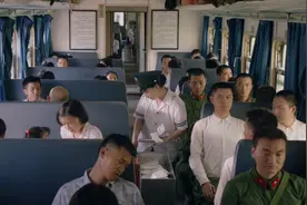 盘点火车上的吃戏场面：猪耳朵配老白干，五块钱盒饭大伙吃得真香视频封面