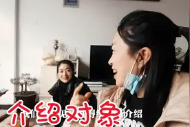 俩闺蜜张罗着给快递小哥介绍对象，看把小伙高兴的，咧个嘴笑呵呵视频封面