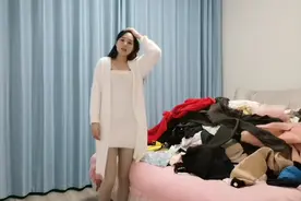 女人的衣服就是多，新房床上堆成山，老公说不要的就丢掉或送人