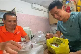 安哥坐一夜长途火车到北京，一进屋爷仨就开吃，瞬间忘记了疲惫视频封面