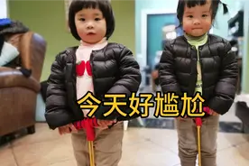 粗心宝爸天没亮让俩姐妹起床上学，结果是看错时间到了学校好尴尬视频封面