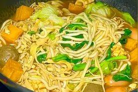 超简单的家常土豆粉的做法，汤鲜味浓，爽滑Q弹，好吃又过瘾！视频封面