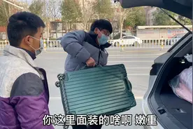 疫情原因高中提前放假，小琳去学校接弟弟回家，大包小包不少装视频封面