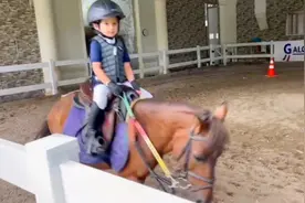 小外孙女第一次体验就喜欢上小马了！如今能驾驭了！