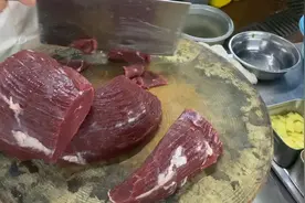 广东大厨是这样切牛肉的，原来是有技巧的，这技术太棒了。