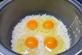 大米中打4个鸡蛋，想不到这么好吃，我家3天一袋大米，简单又美味