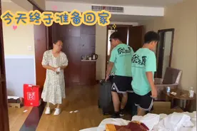 三胞胎穿上妈妈买的衣服太帅了，儿子们说要全程照顾好妈妈视频封面