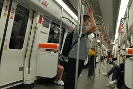 在乌鲁木齐1号线地铁车厢里面拍视频，里面连个空座位都没有。