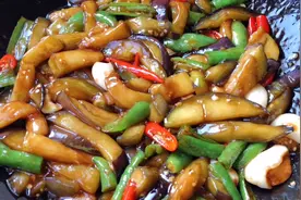 厨师长教你辣椒炒茄子的家常做法，步骤详细，鲜辣滑嫩下酒又下饭视频封面
