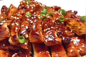 厨师长教你香煎鸡胸肉的家常做法，步骤详细，外焦里嫩下酒又下饭视频封面