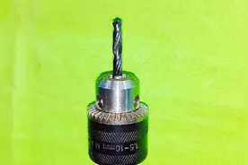 钻头卡死了怎么拆出来？教你用螺丝刀做个杠杆，轻轻一顶立马拆下