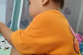 穿尿不湿的小宝最喜欢坐妈妈身上当摇马骑了！！😃视频封面