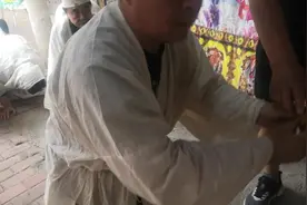 丧葬习俗：孝子请灵回到家叫门安位，灵棚下行礼！