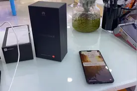 华为Mate30开箱视频：海思麒麟990处理器+40W充电+OLED屏幕视频封面