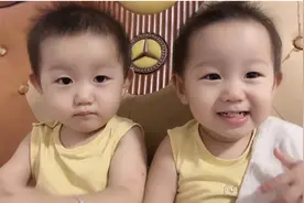 奶爸独自带双胞胎，一天累到想哭，宝宝一声爸爸再累也值了视频封面