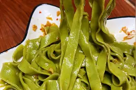 西安媳妇详细分享手擀菠菜面做法，不变色不开裂不断裂，爽滑筋道视频封面