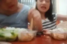 今天和妹妹一起吃饭视频封面
